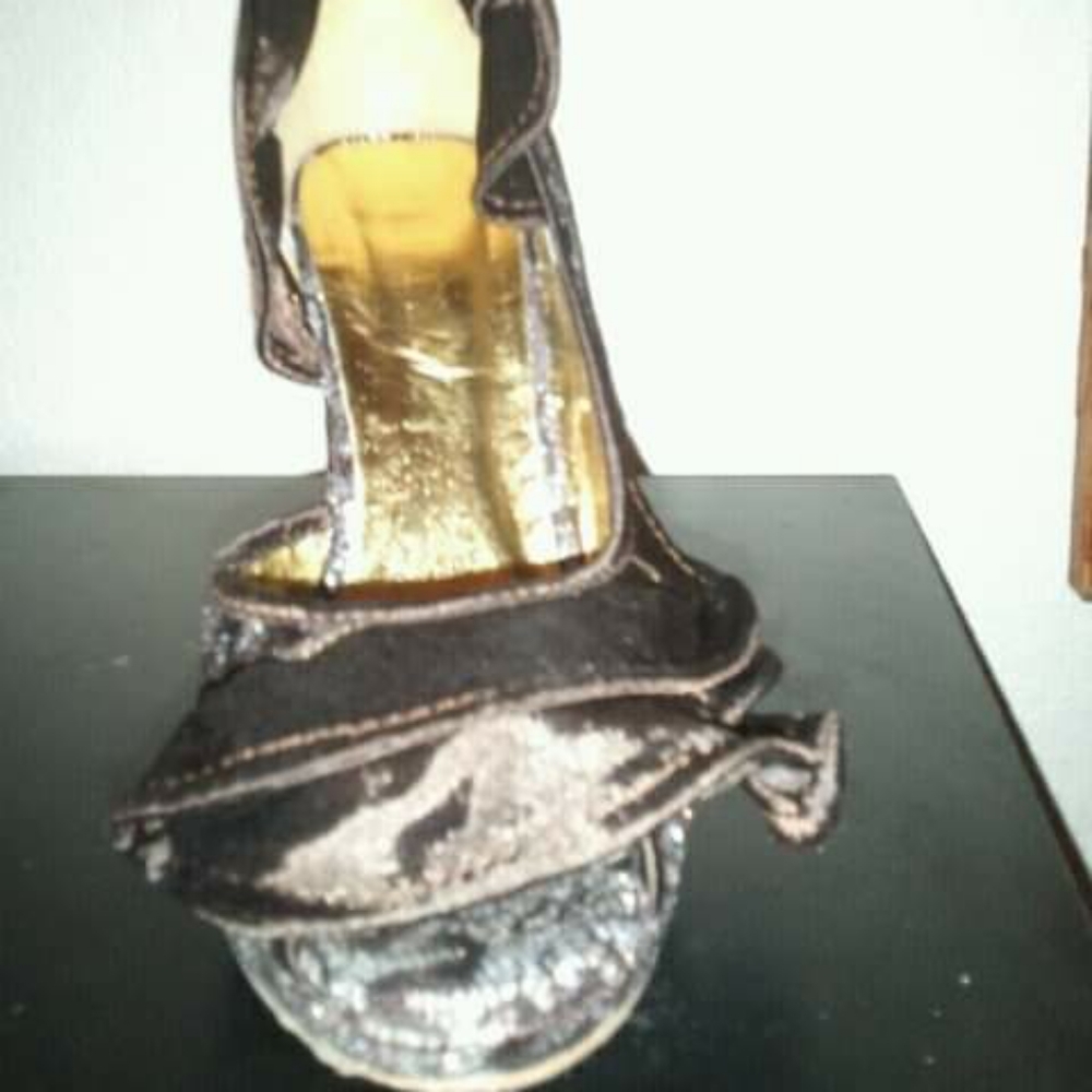 Shoes/Heels - Picture 2 of 4